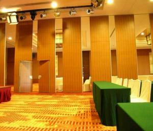 China Movable Modern Folding Soundproof Partitions for Conference Room wholesale