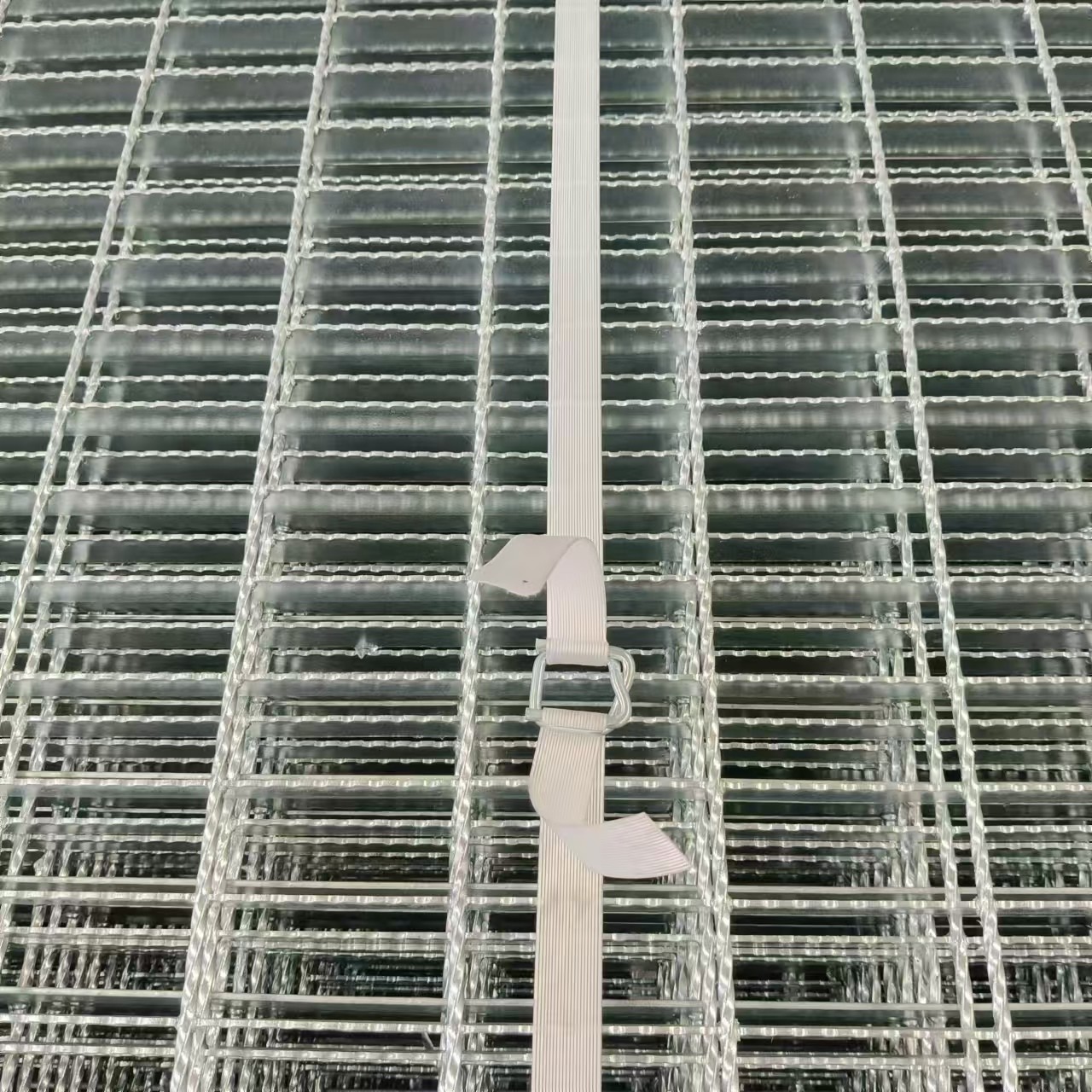 Utility model processing technology Silver steel grating with hot dip galvanized surface