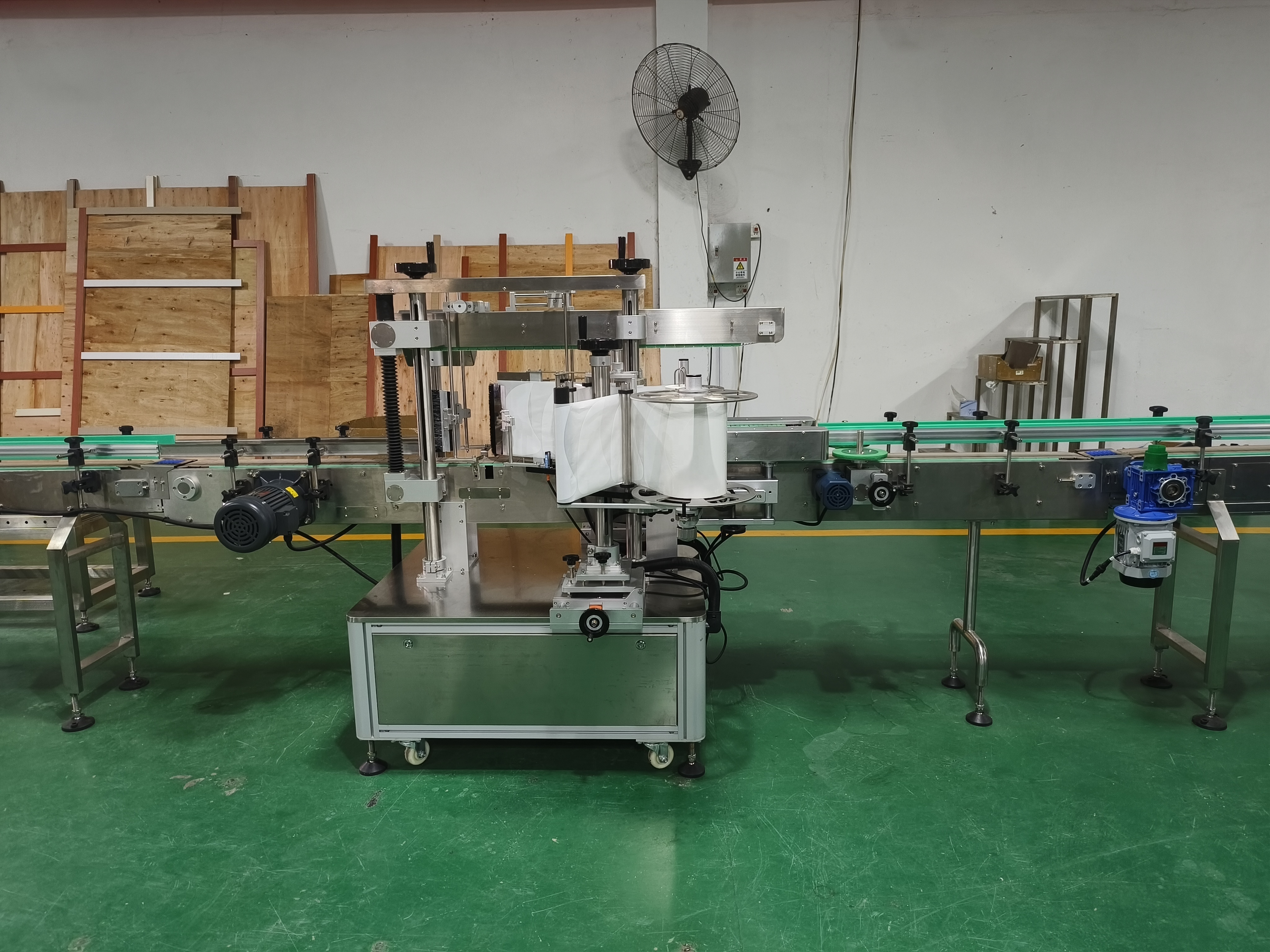 Automatic Filling Screw Capping Double Side Labeling Production Line for Shower Gel