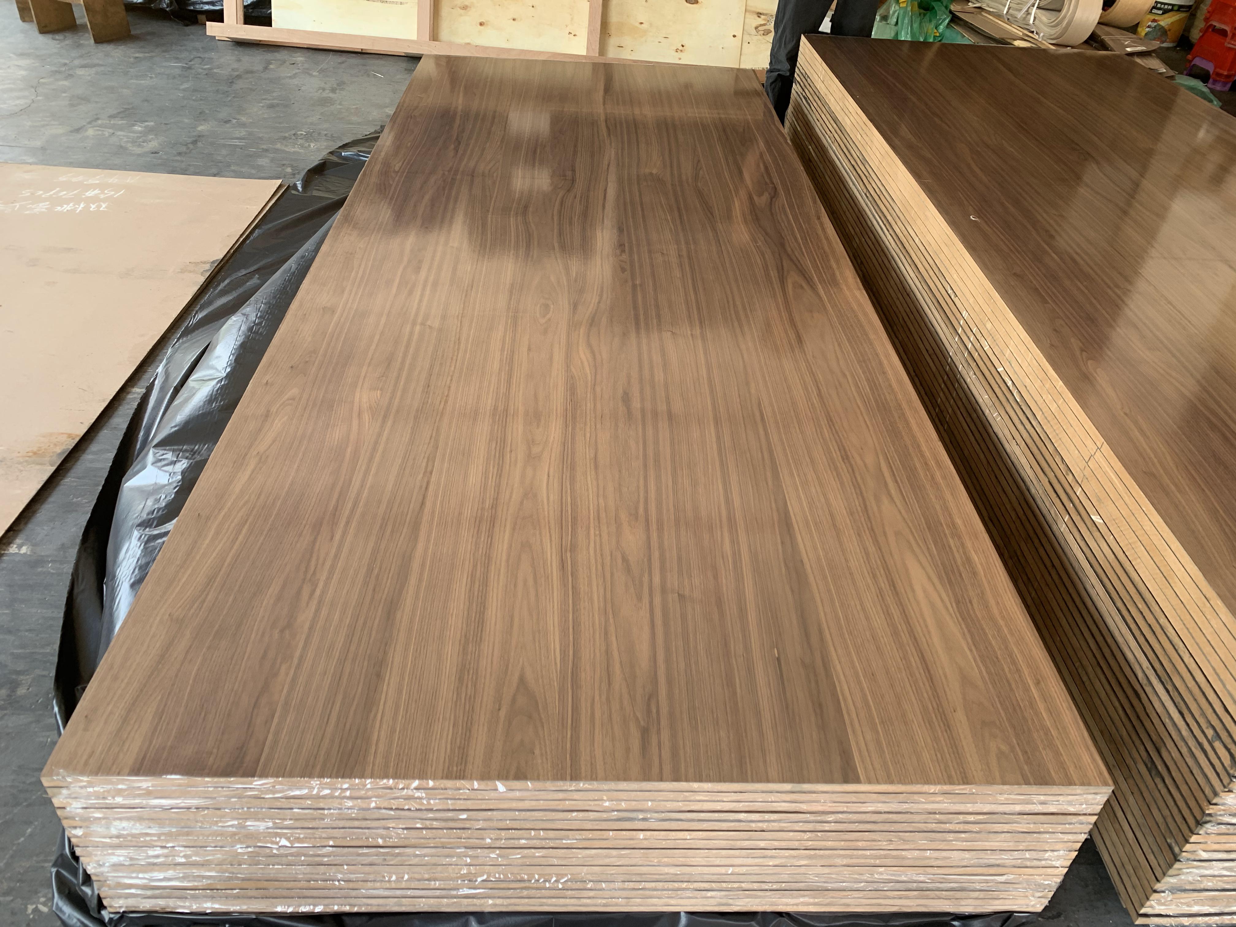 Natural veneer clear texture mountain pattern black walnut veneer for Interior decor plywood face board