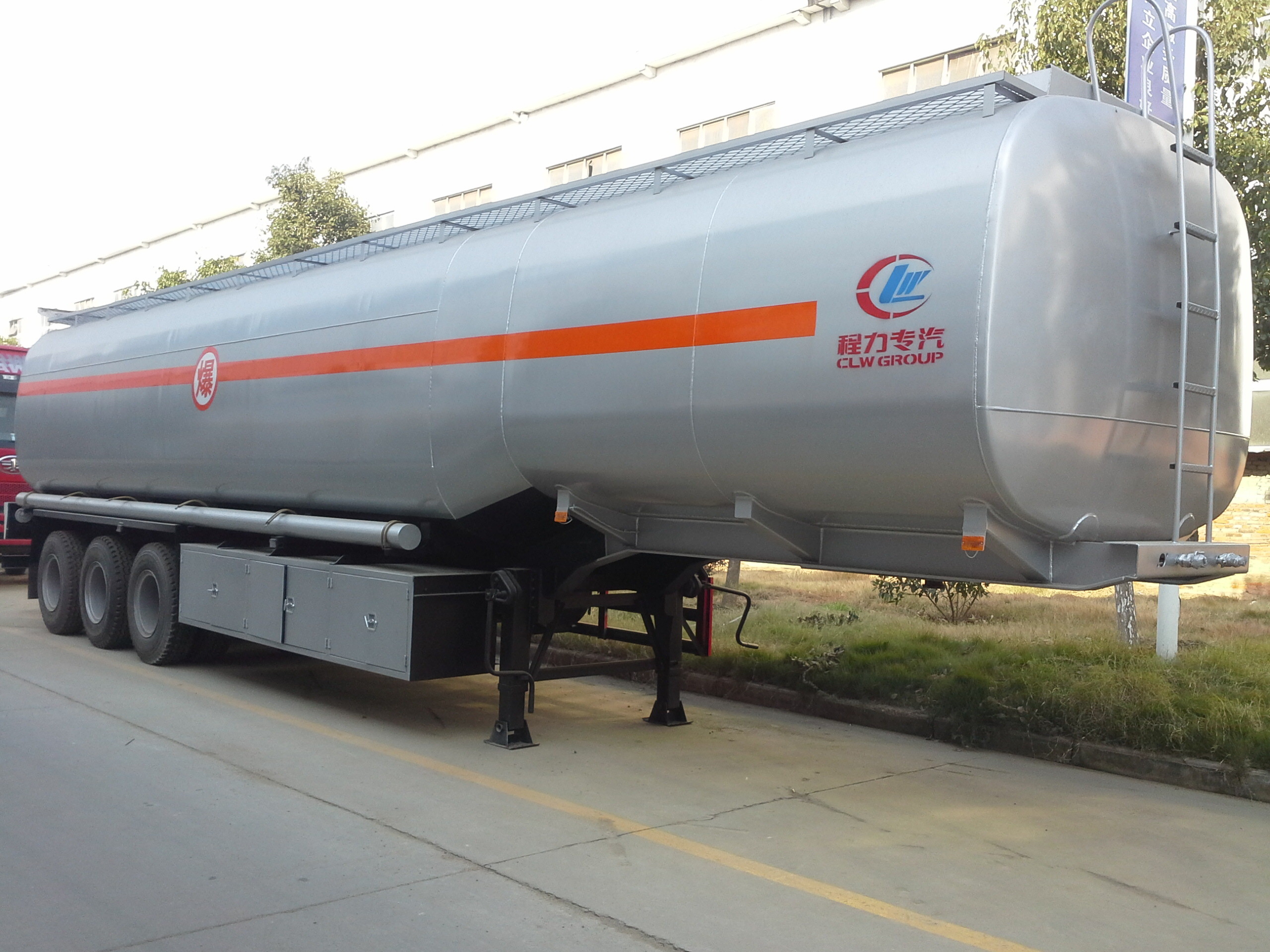Steel Material 60 CBM Oil Tank Trailer 3 Axles Tanker Semi Trailer For Oil Fuel Transporting