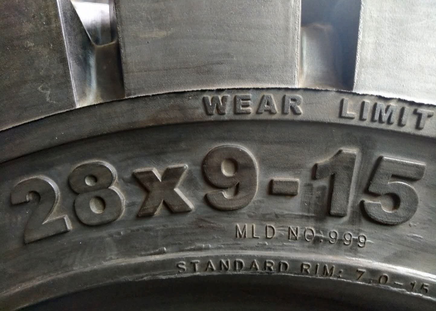 Black Color Industrial Forklift Tires 28x9-15NHS High Abrasion Resistance