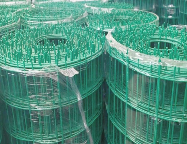 Green 25m Pvc Coated Wire Mesh Rolls Hardware Cloth With Straight Edge For Fences