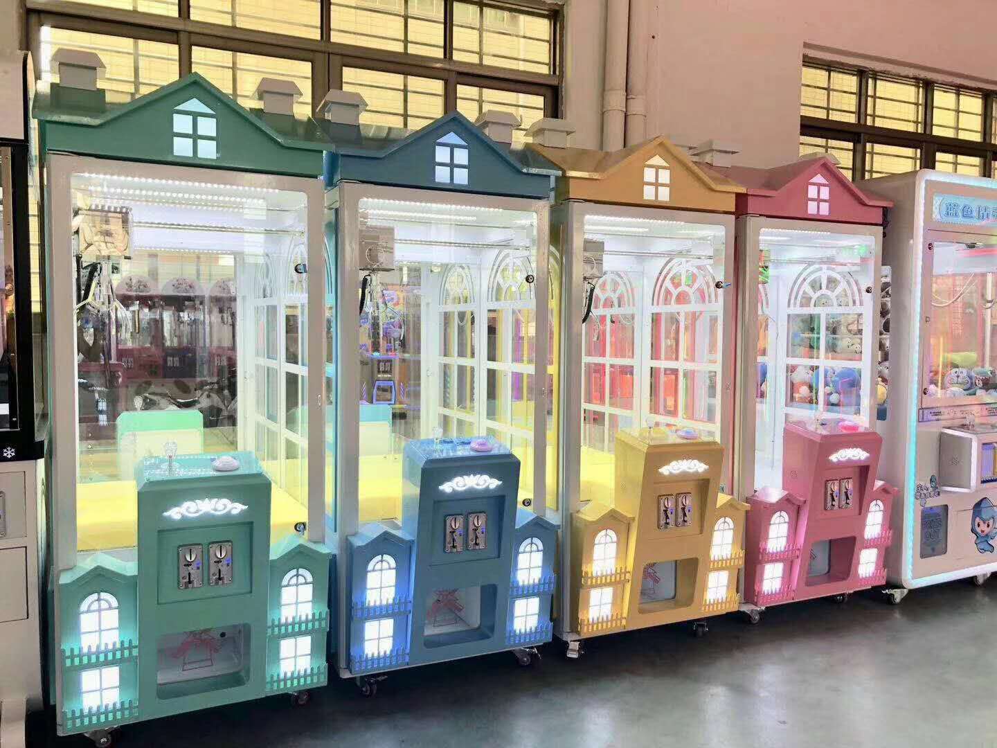 Coin Operated Giant Claw Machine Crane Claw Vending Machines for Sales Affordable