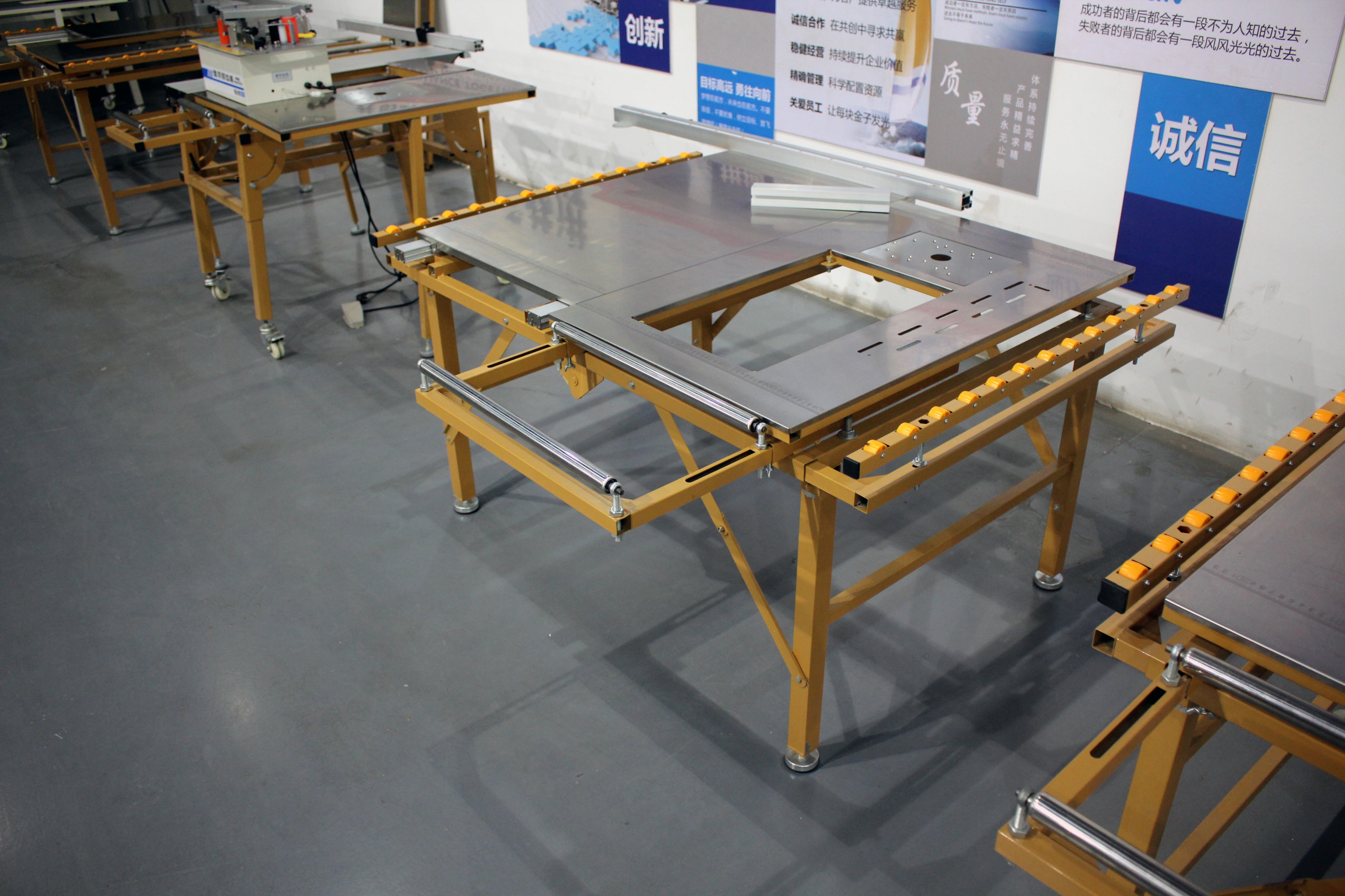 Wood Portable Sliding Table Saw Cutting Machine For Construction Works In Yellow