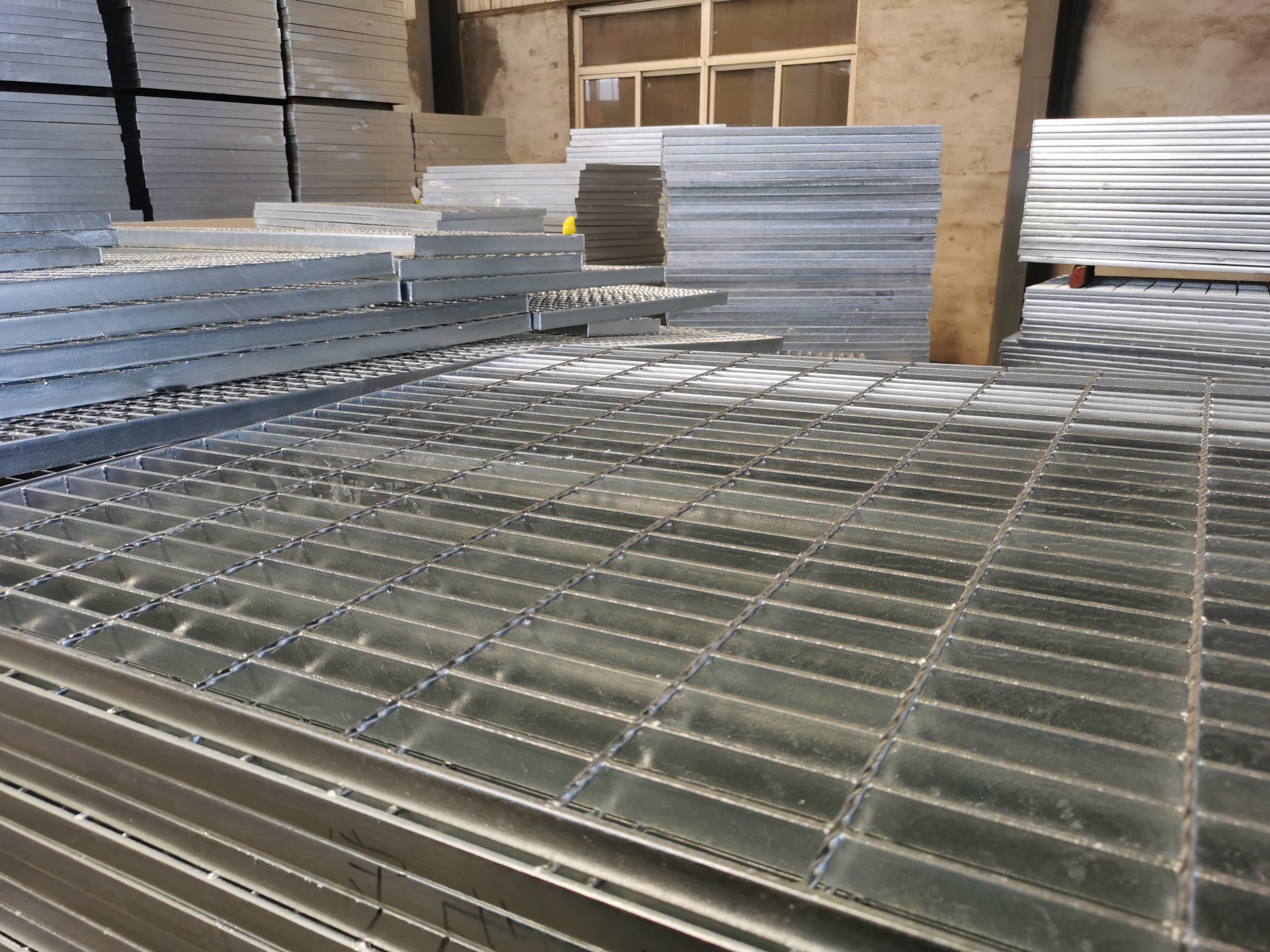 AS1657 Standard Anti Skid Steel Stair Treads Grating 100mm For Parking Lot