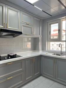 China 15mm Solid Wood Island Modular Black Melamine Kitchen Cabinets Units wholesale