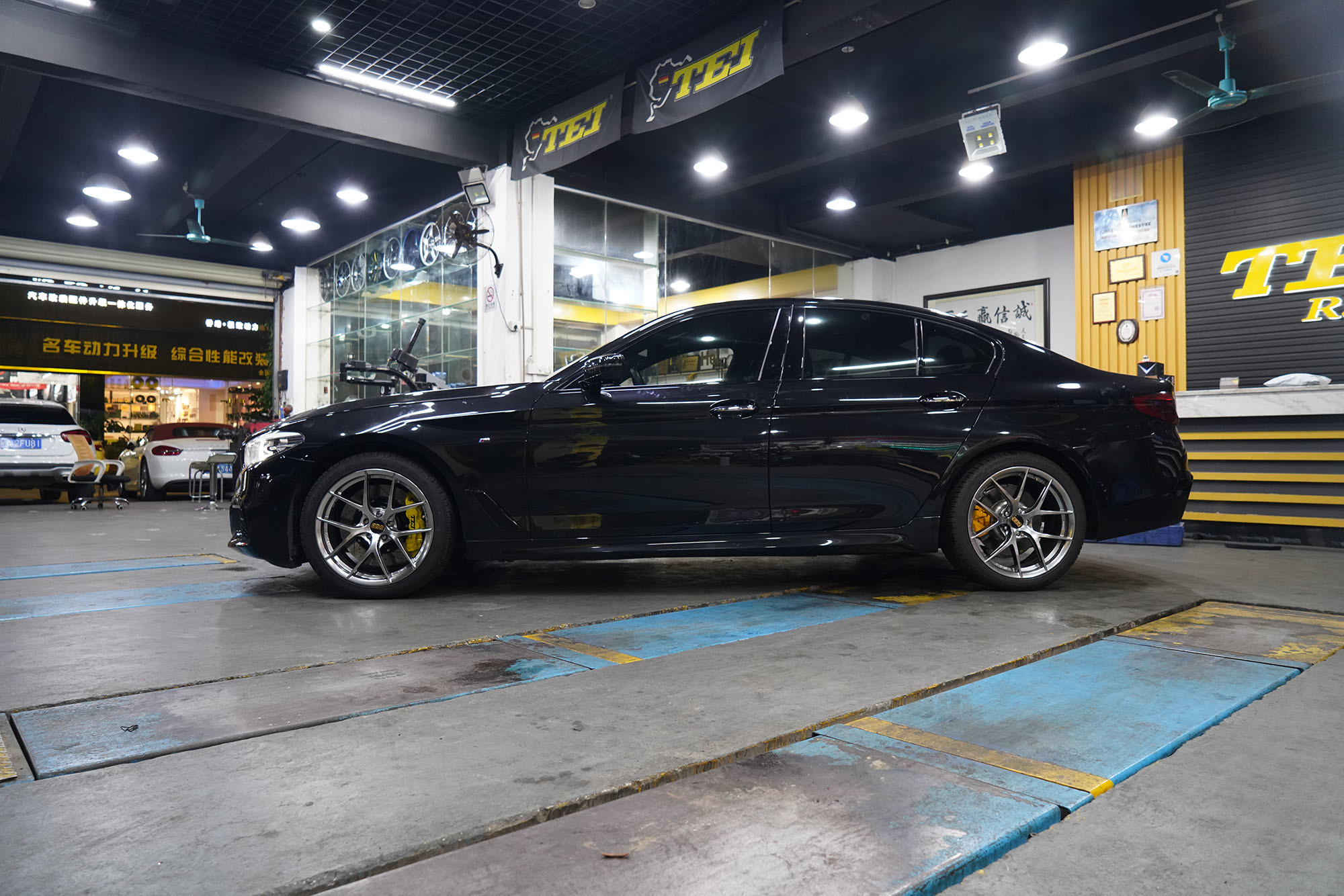 BMW E39 / E39 M/E39 M5 5-Series Front 1997 2003 Front BBK 18 Inch Wheel 355*32mm Drilled And Slotted Rotor