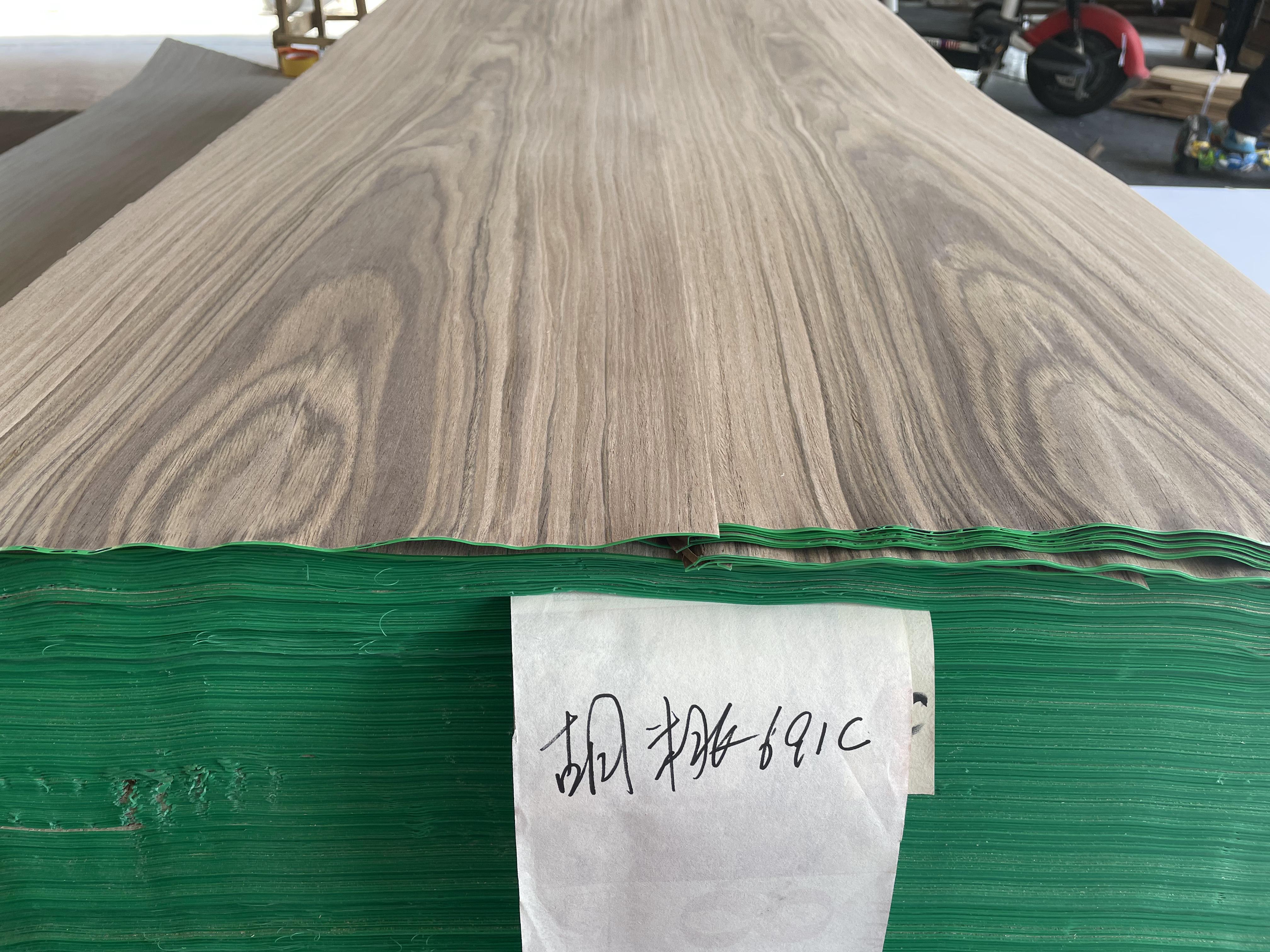 Wholesale 640mm*2500mm engineered veneer walnut for furniture/hotel/decoration