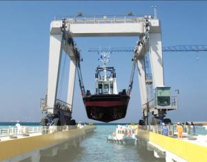 China Marine Travel Lift Mobile Gantry Crane Boat Hoist 50~200ton wholesale