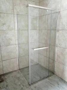 China Full Transparent Glass Shower Room With Hinged Door Aluminium Alloy wholesale