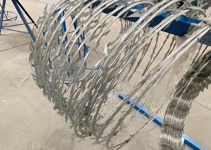 Hot Dipped Galvanized BTO22 450mmx10kg Per Roll With Clips Cross Razor Barbed Wire
