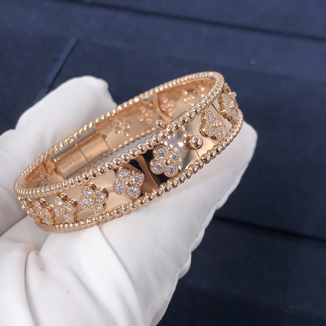 Customization Gorgeous 18k Gold Van Cleef & Arpels PerléE Clovers Bracelet Small Model