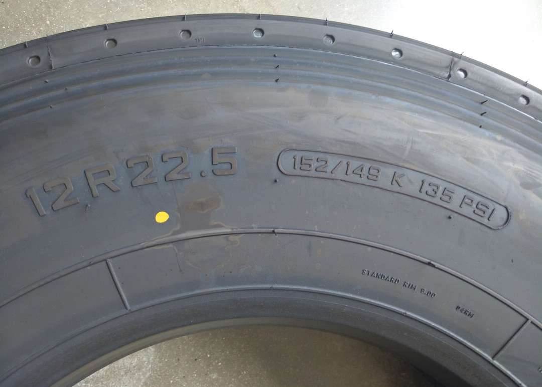 Rib Tread 12R22.5 Highway Truck Tires Four Straight Grooves Design Light Weight