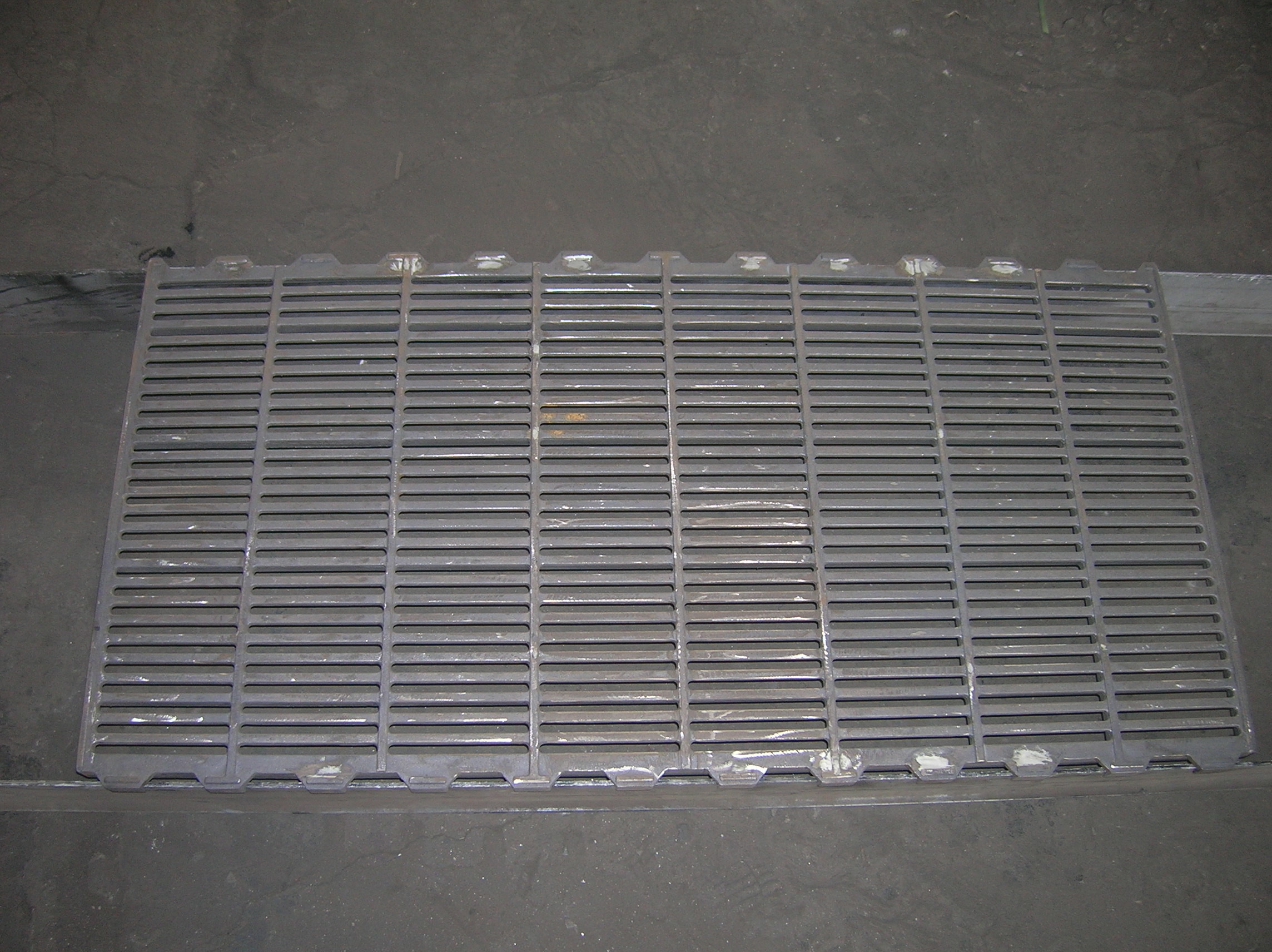 Black Steel Cast Iron Drain Grates / Metal Grate Flooring For Pig Farrowing Crate