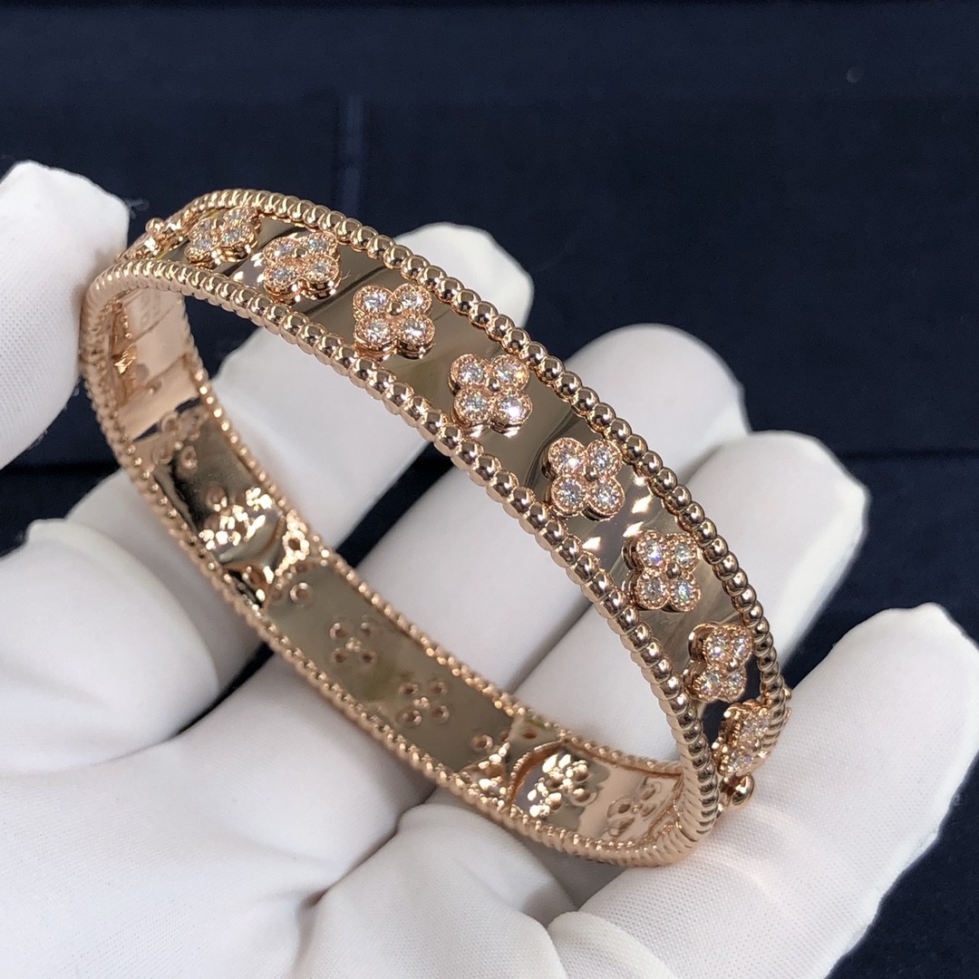 Customization Gorgeous 18k Gold Van Cleef & Arpels PerléE Clovers Bracelet Small Model