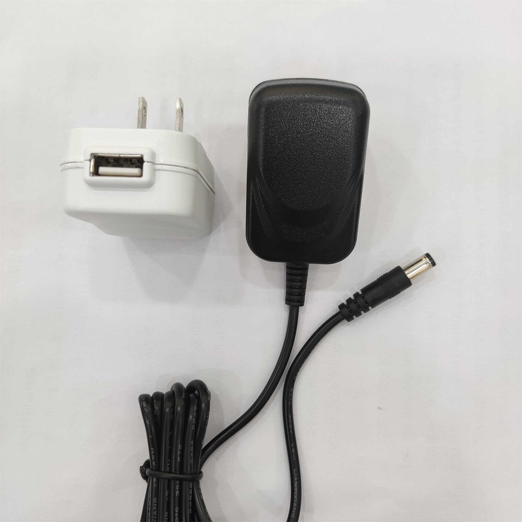 12V 0.4A Wall Mount Power Adapters Safe Electric For Tv / Dvd