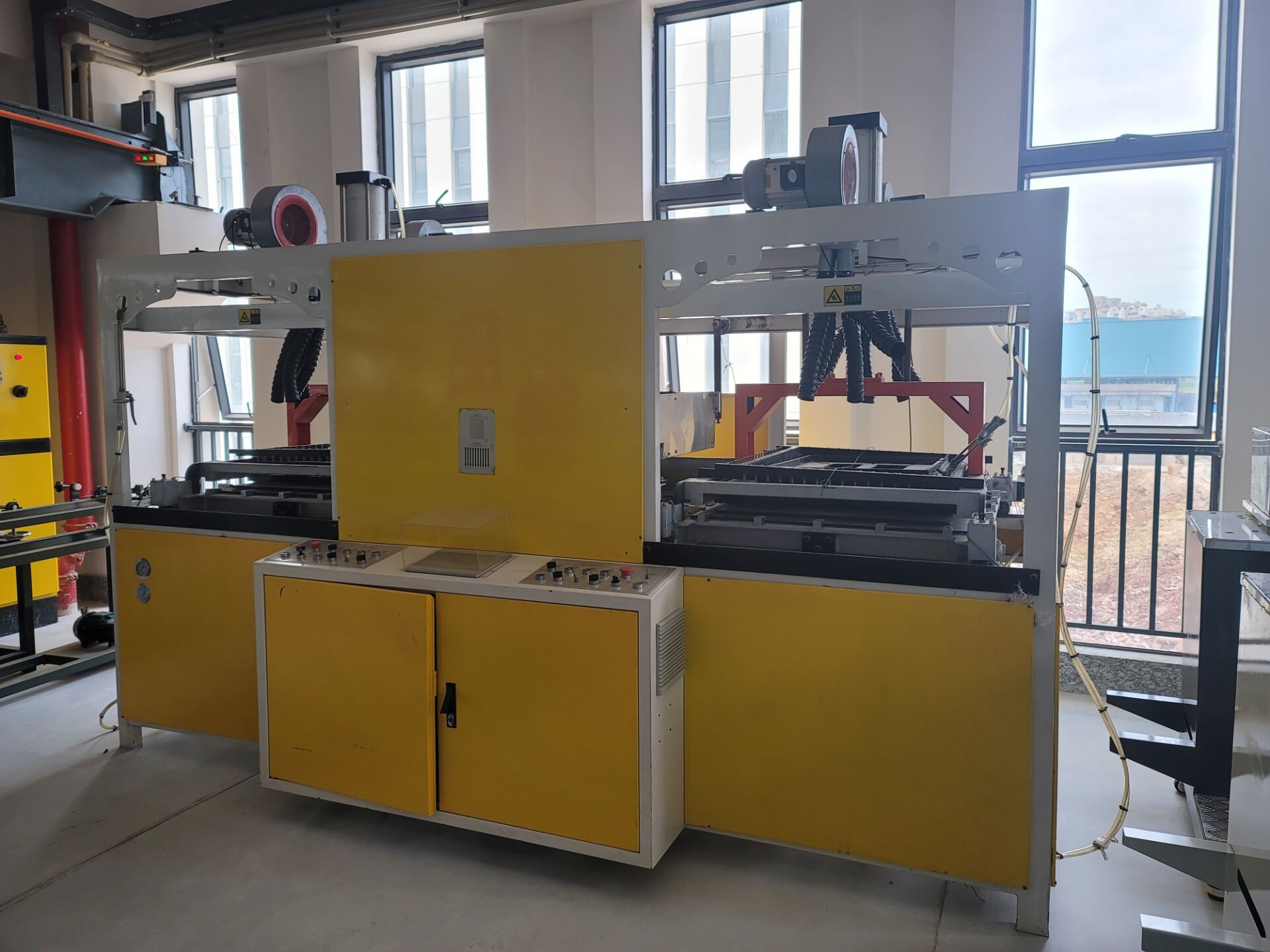 Vacuum Forming Luggage Machine For 20/28/24 Inch Suitcases