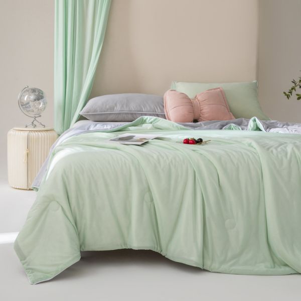 Summer Blanket Comforter Microfiber Quilt with Popular Bamboo Silk in Customized Color