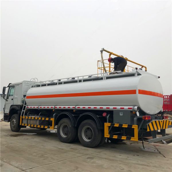 SINOTRUK HOWO 20CBM 25CBM Liquid Tanker Truck , Refueling Oil Tanker Truck