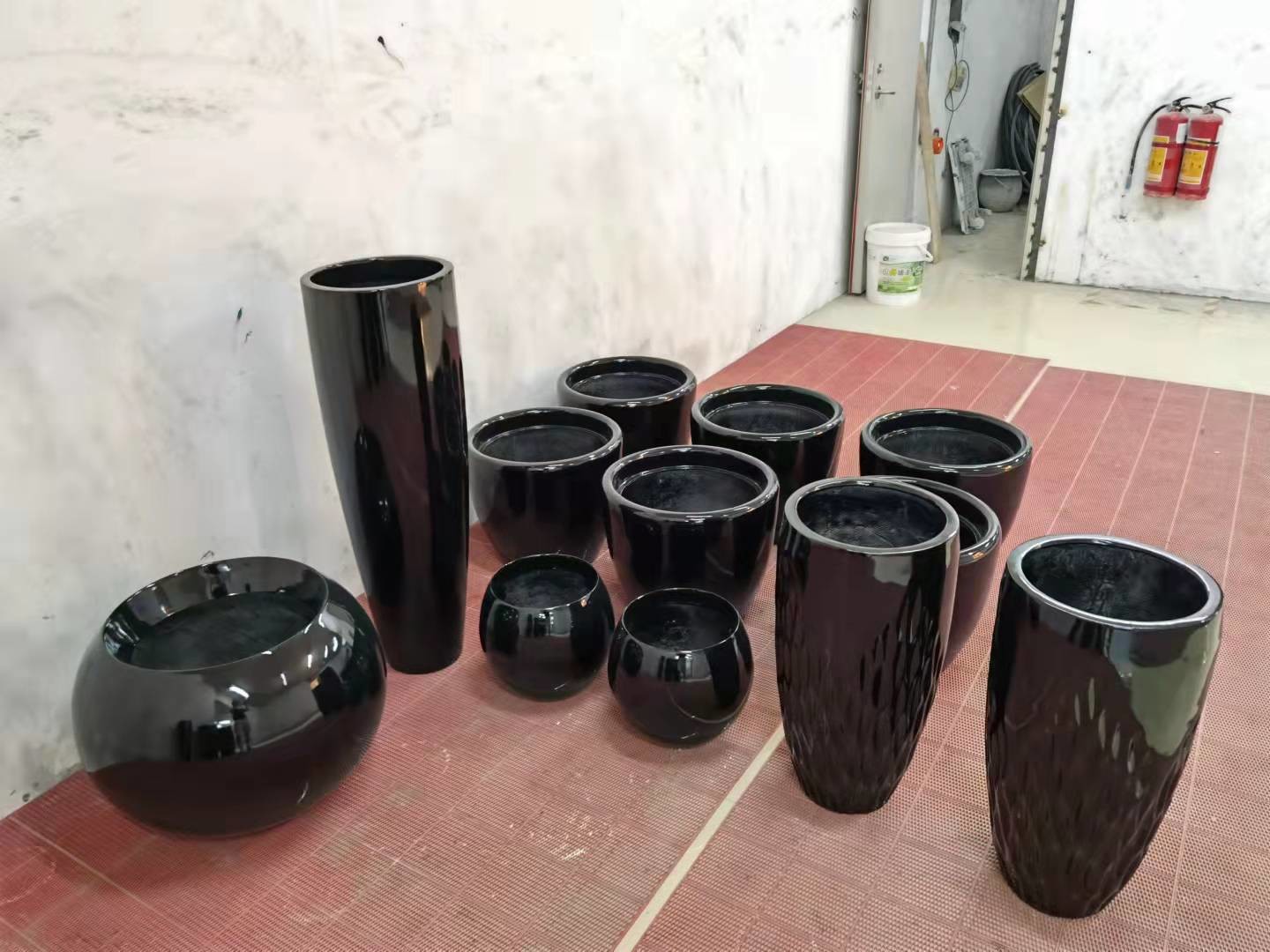 Customizable Fiberglass Flower Planters For Outdoor Gardening Decor