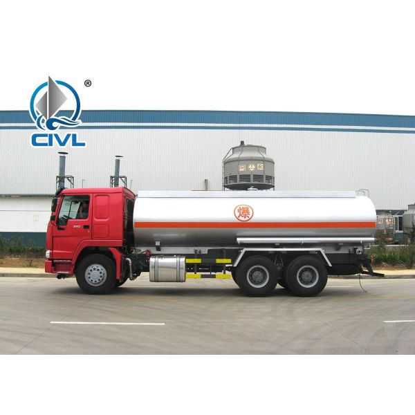 Oil Tanker Truck 6 x 4 25000l SINOTRUK HOWO brand 12.00R20 Radial Tire Euro II 371hp