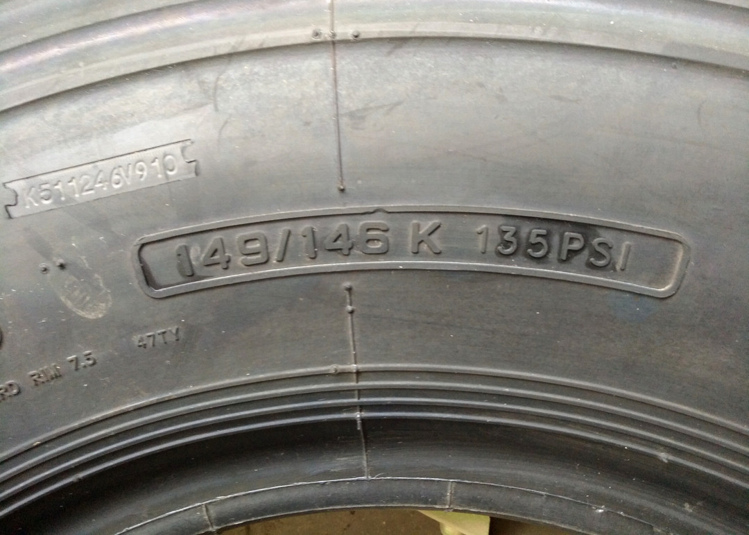 Stable Performance Aggressive Truck Tires , Off Road Tyres 10.00R20 In Mixed Road