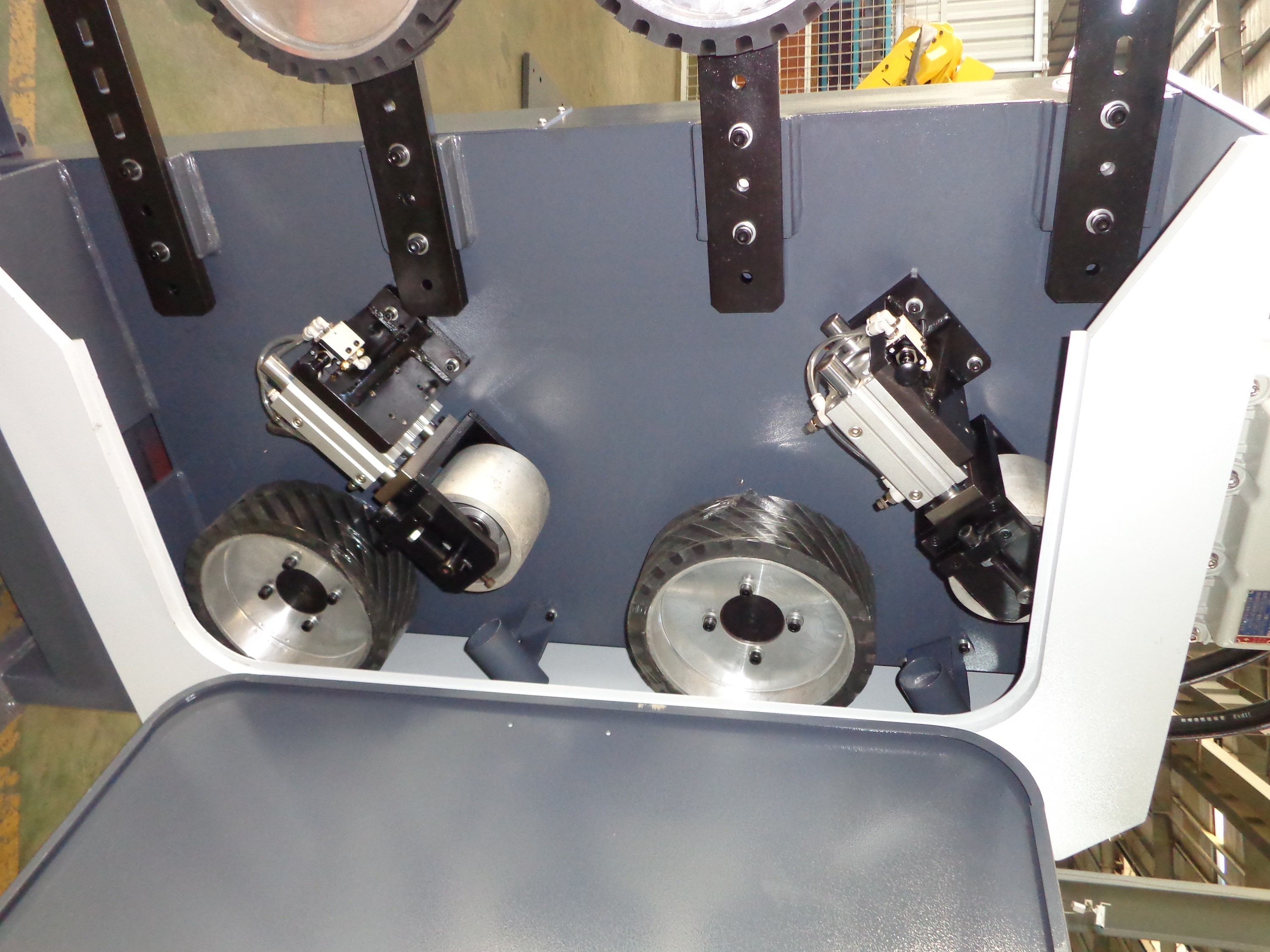 Golf Club Head Polishing Machinery Hardware Manufacturing Plc & Touch Screen Control Cabinets Robot Polishing Grinding Machine