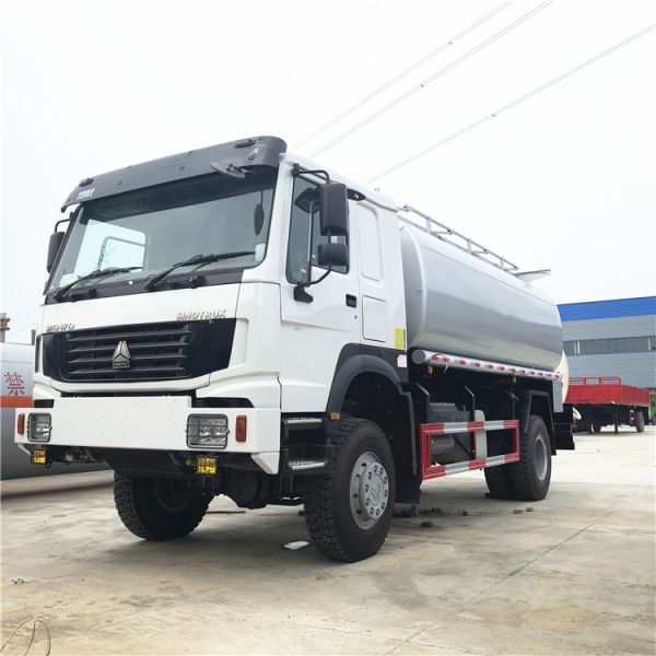 Sinotruk HOWO 4x4 Fuel Tank Truck , High Suspension Water Tank Truck 12-15m3