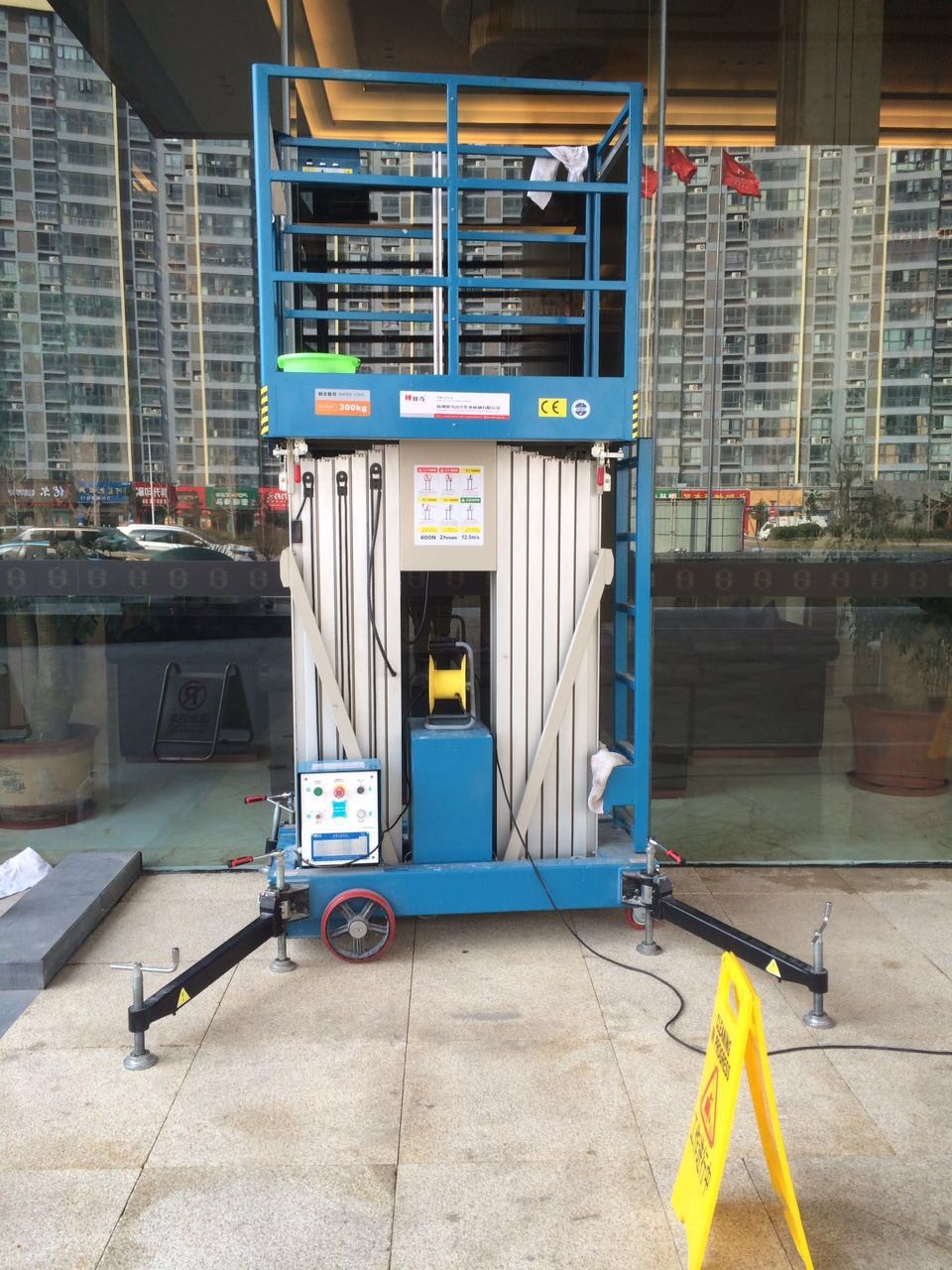 Dual Mast Vertical Mast Lift 8 Meter Platform Height For Business Decoration
