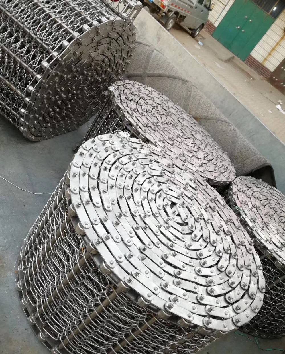 400mm 500mm Metal Wire Mesh Conveyor Flat Flex Belt With Chain