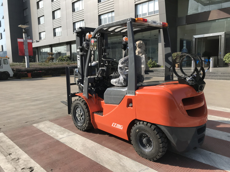 Side Shift 3 .5 Ton Gas Powered Forklift , 4 Wheel Drive Forklift With Cabin