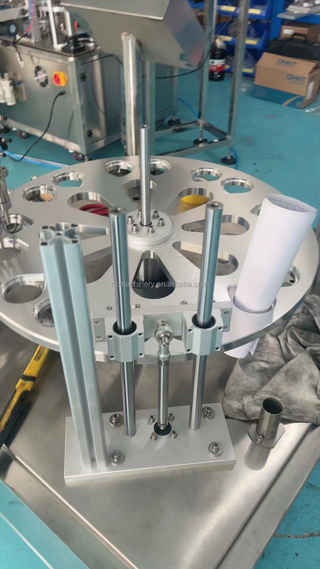 Plastic Packaging Material 2000BPH Full Automatic Rotary Cup Juice Filling and Sealing Machine