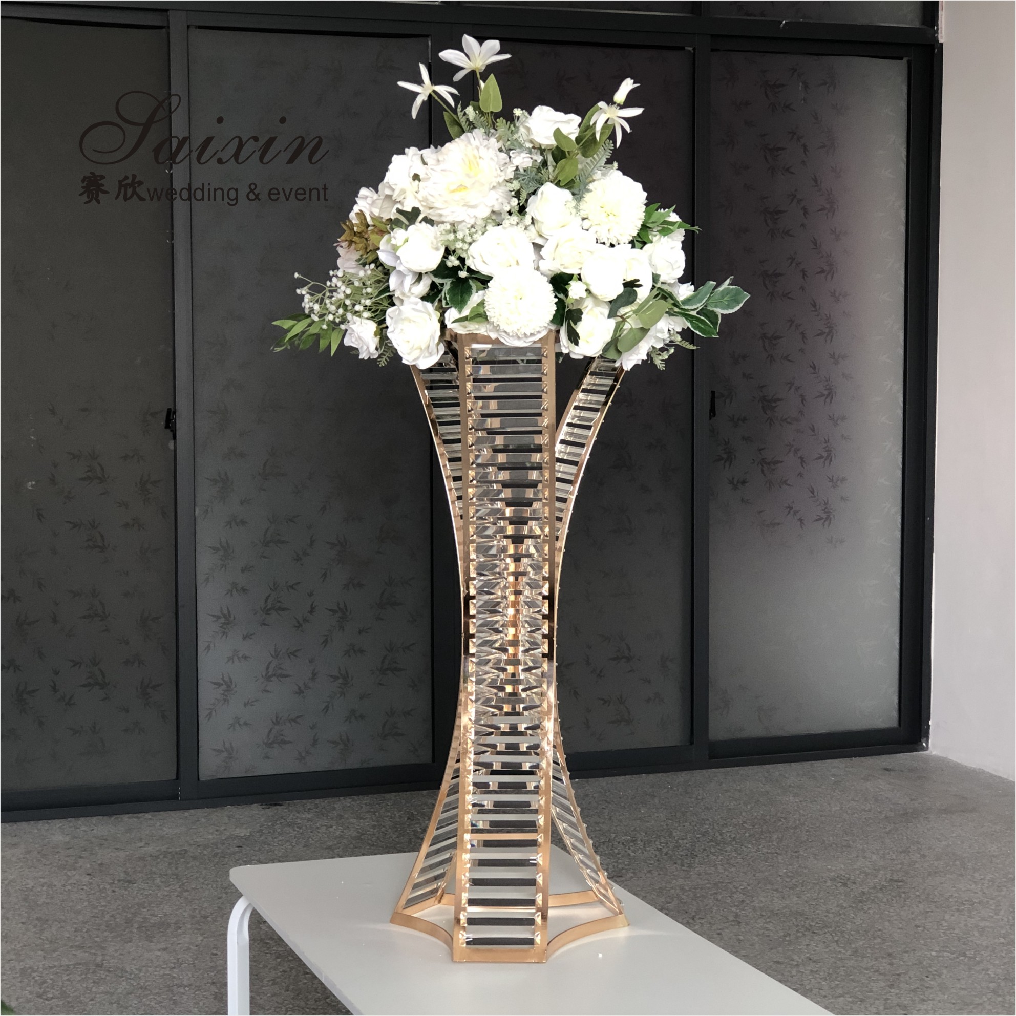 Outdoor Wedding Flower Stand Metal Floral Arrangement Stand White Geometric Trumpet