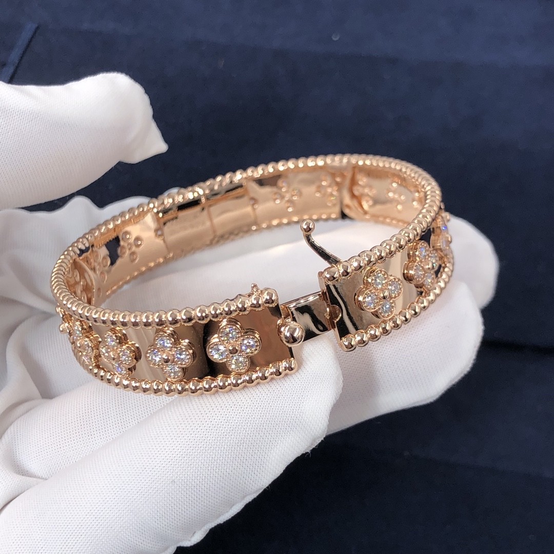 Customization Gorgeous 18k Gold Van Cleef & Arpels PerléE Clovers Bracelet Small Model