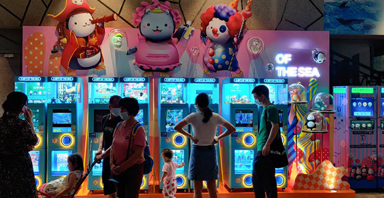 Dreamland Coin Operated Colorful 75mm Capsule Toys Vending Machine For Candy Dispenser